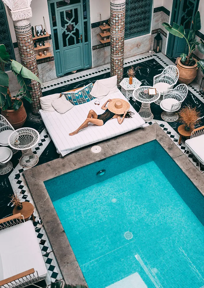 Piscine à débordement de luxe représentant bien-être employés CSE